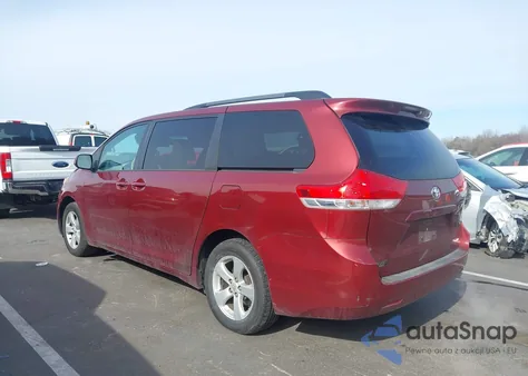 2014 Toyota Sienna Le V6 8 Passenger z USA, uszkodzony, nr VIN 5TDKK3DC4ES491220